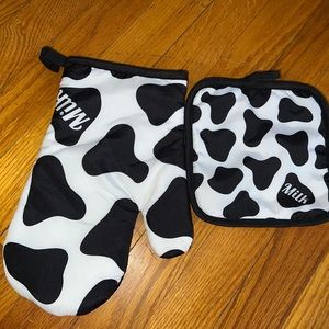 Cow print oven mit and pot holder set